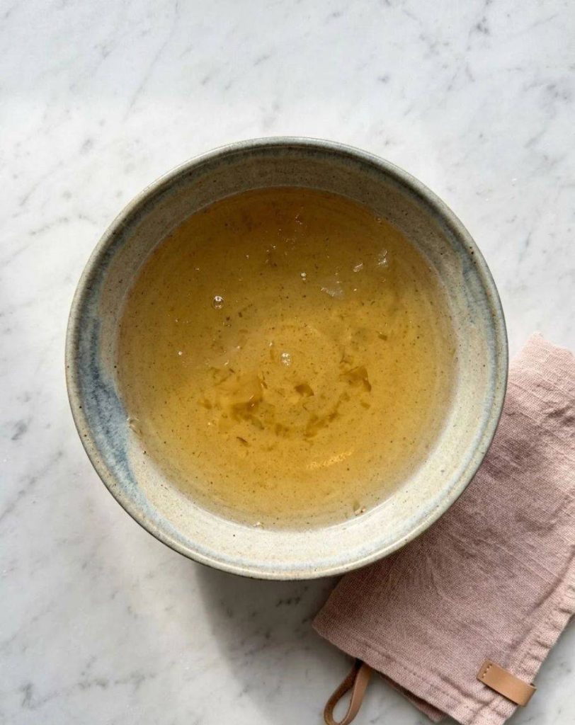 Le shiro dashi (白だし), qui se traduit par « bouillon blanc », est un concentré liquide de bouillon japonais extrêmement populaire et polyvalent.