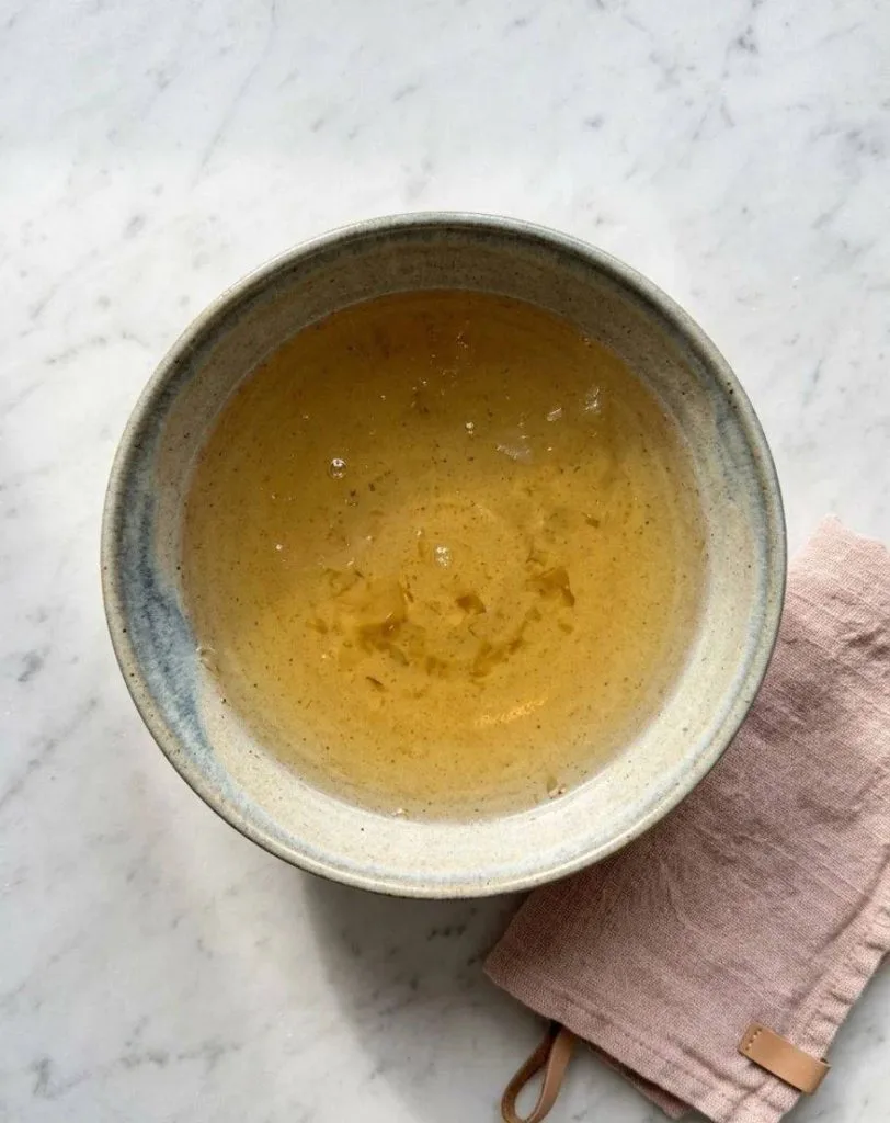 Chanko Nabe : Recette Authentique du Ragoût de Sumo 20 Le shiro dashi (白だし), qui se traduit par « bouillon blanc », est un concentré liquide de bouillon japonais extrêmement populaire et polyvalent.