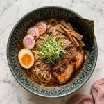 Shoyu ramen (醤油ラーメン) : le ramen originel de Tokyo. Bouillon clair chintan, shoyu tare ambrée à la sauce soja, nouilles fines ondulées et huile de negi.