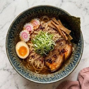 Shoyu ramen (醤油ラーメン) : le ramen originel de Tokyo. Bouillon clair chintan, shoyu tare ambrée à la sauce soja, nouilles fines ondulées et huile de negi.