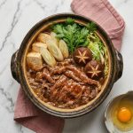 Sukiyaki Kansai : méthode traditionnelle de cuisson où l'on saisit d'abord la viande de bœuf avec du sucre et de la sauce soja dans une poêle chaude avant d'ajouter les légumes.