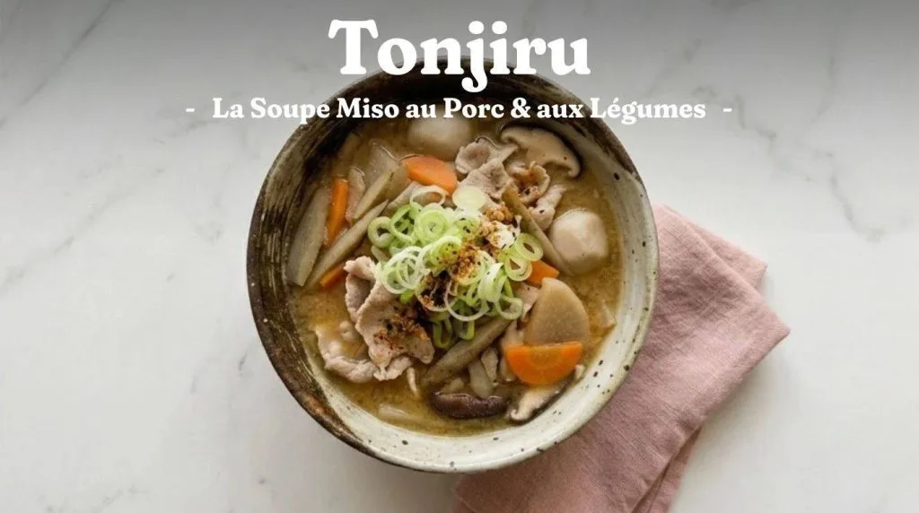 Chanko Nabe : Recette Authentique du Ragoût de Sumo 28 Le tonjiru (ou butajiru, signifiant « soupe de porc ») est une soupe japonaise réconfortante à base de poitrine de porc, de légumes racines variés et d'un bouillon aromatisé au miso et au dashi.