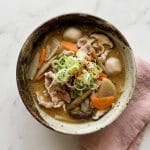 Le tonjiru (ou butajiru, signifiant « soupe de porc ») est une soupe japonaise réconfortante à base de poitrine de porc, de légumes racines variés et d'un bouillon aromatisé au miso et au dashi.