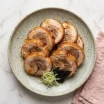 Le tori chashu (鶏チャーシュー) désigne la version japonaise du chashu préparée avec du poulet.