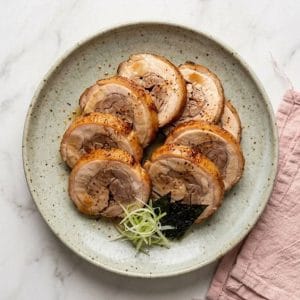 Tori Paitan ramen (ramen au poulet) de chez Kagari, étoilé au Michelin 4 Le tori chashu (鶏チャーシュー) désigne la version japonaise du chashu préparée avec du poulet.