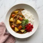 Le Yasai Karē (野菜カレー) est la version 100 % légumes du curry japonais.C'est un plat incroyablement réconfortant, naturellement végétarien, où les légumes ne servent pas seulement d'accompagnement mais deviennent les stars du plat.
