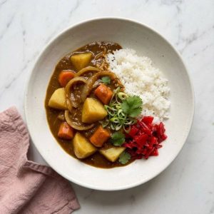 Le Yasai Karē (野菜カレー) est la version 100 % légumes du curry japonais.C'est un plat incroyablement réconfortant, naturellement végétarien, où les légumes ne servent pas seulement d'accompagnement mais deviennent les stars du plat.