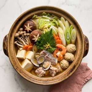 Le yosenabe (寄せ鍋) est l'une des fondues japonaises (nabemono) les plus populaires et conviviales, traditionnellement dégustée en hiver.