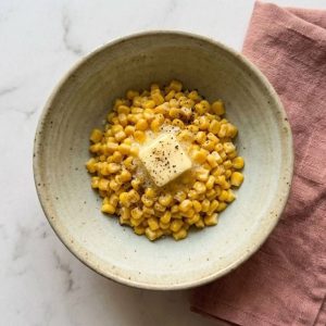 Maïs Beurre Ramen : la Recette du Topping de Sapporo 28 kōn batā コーンバター (beurre et maïs) est une garniture emblématique originaire de l'île d'Hokkaido au Japon, idéale pour napper un ramen riche, en particulier le miso ramen.