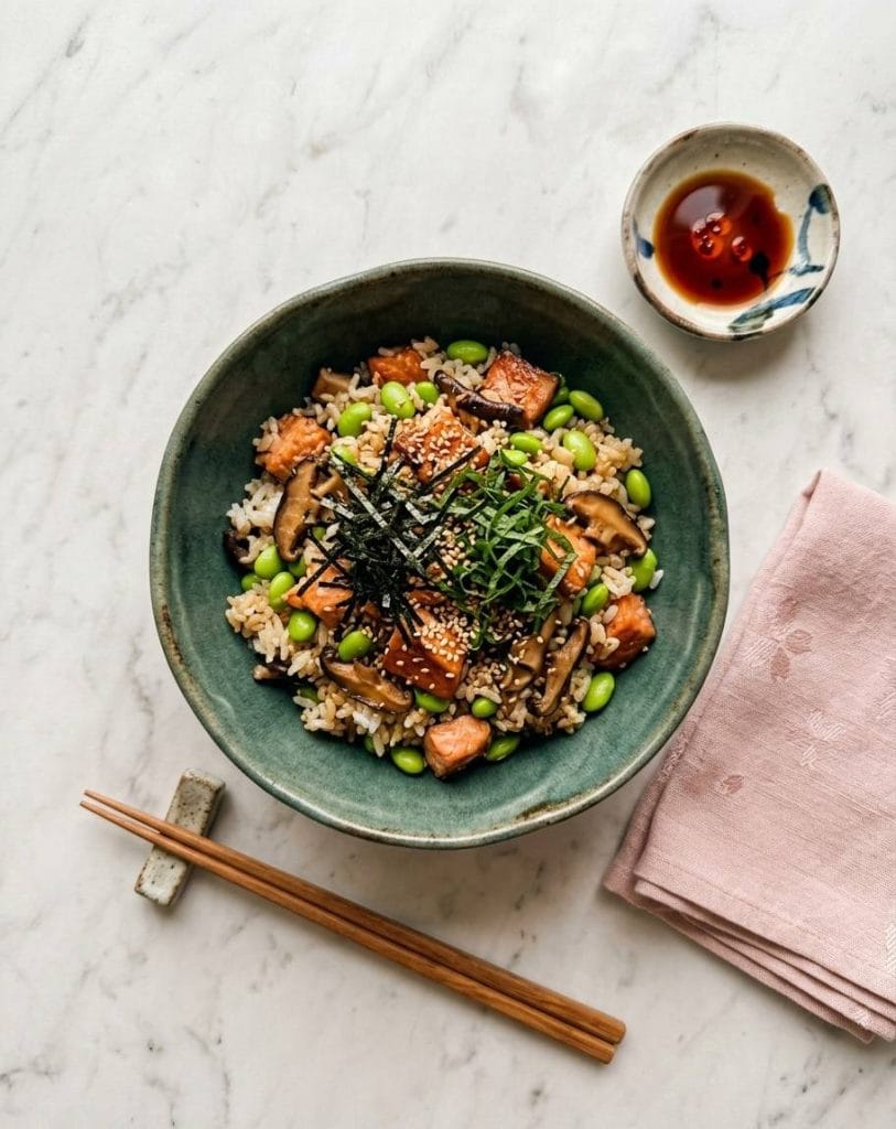 Le Maze Gohan (混ぜご飯) est un plat traditionnel japonais composé de riz blanc cuit à la vapeur et mélangé à des ingrédients savoureux préparés séparément.
