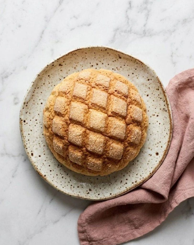 La recette du melon pan (メロンパン), la célèbre viennoiserie japonaise composée d'une brioche moelleuse recouverte d'une pâte à cookie croustillante.