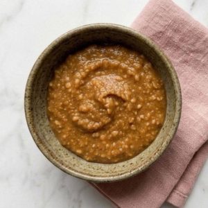 Le miso tare est une pâte d'assaisonnement dense et robuste, née du mélange de miso fermenté, d'ail et d'épices, indispensable pour donner un corps puissant, texturé et réconfortant au bouillon de ramen.