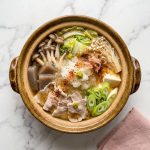 Le mizore nabe est un plat chaud japonais (nabe) d'hiver, caractérisé par l'ajout généreux de radis daikon râpé qui ressemble à de la neige fondue.