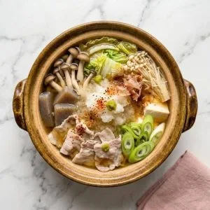 Le mizore nabe est un plat chaud japonais (nabe) d'hiver, caractérisé par l'ajout généreux de radis daikon râpé qui ressemble à de la neige fondue.
