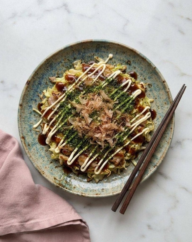 Beni Shoga : la Recette du Gingembre Rouge Mariné pour Ramen 13 L'okonomiyaki de style Osaka (大阪風お好み焼き) est la version la plus populaire de cette célèbre "crêpe" salée japonaise.