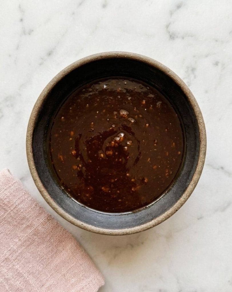 La sauce tonkatsu est une sauce japonaise épaisse, aigre-douce et umami, s'apparentant à un ketchup relevé ou à une version fruitée de la sauce Worcestershire.