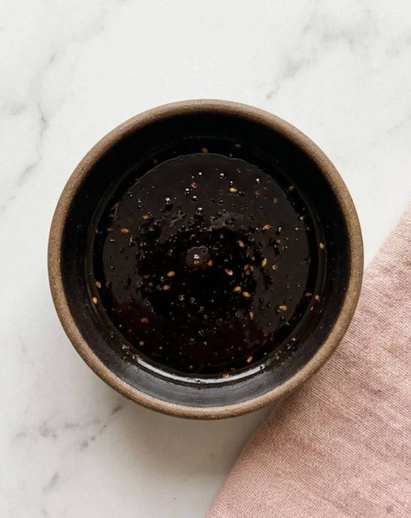 La sauce unagi (ou Unagi no tare) est une sauce japonaise sirupeuse, sucrée-salée et riche en umami, traditionnellement utilisée pour laquer l'anguille grillée (unagi).