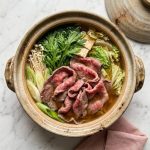Le shabu-shabu est une fondue japonaise conviviale et légère composée de très fines lamelles de viande et de légumes cuites à la demande dans un bouillon chaud.