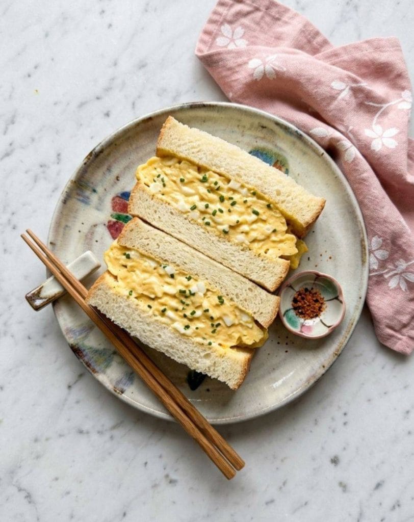 Le tamago sando (たまごサンド) est le célèbre sandwich aux œufs japonais des konbini