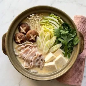 Tonyu Nabe : la Recette du Pot-au-Feu au Lait de Soja 16 Le Tonyu Nabe (豆乳鍋) est une fondue japonaise (hot pot) réconfortante préparée dans un bouillon crémeux à base de lait de soja (tōnyū) et de dashi, souvent aromatisé au miso et au sésame.