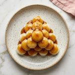 Les tsukimi dango sont de petites boulettes de riz gluant traditionnelles japonaises préparées pour la fête de l'automne d'Otsukimi afin de contempler la pleine lune.