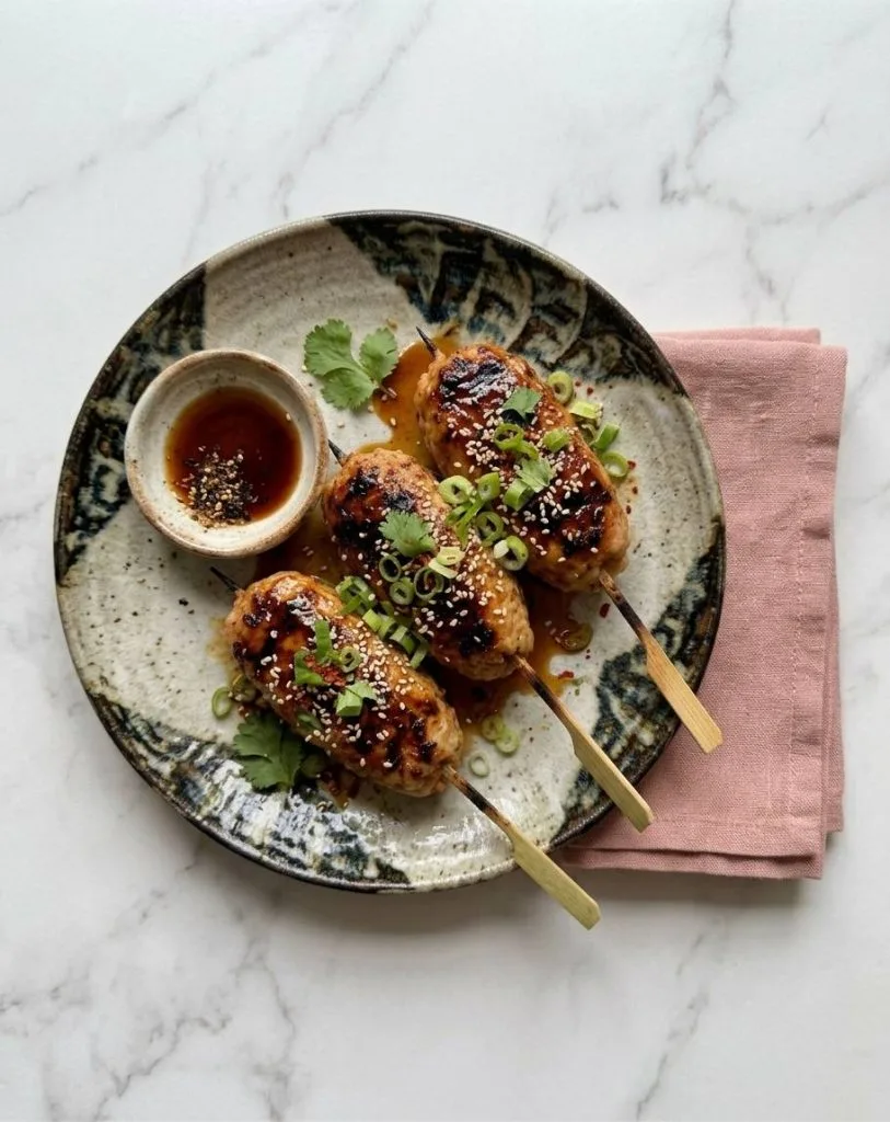Chanko Nabe : Recette Authentique du Ragoût de Sumo 19 Le tsukune (つくね) désigne des boulettes de poulet haché japonaises, souvent façonnées en forme de brochettes et nappées d'une sauce yakitori sucrée-salée.