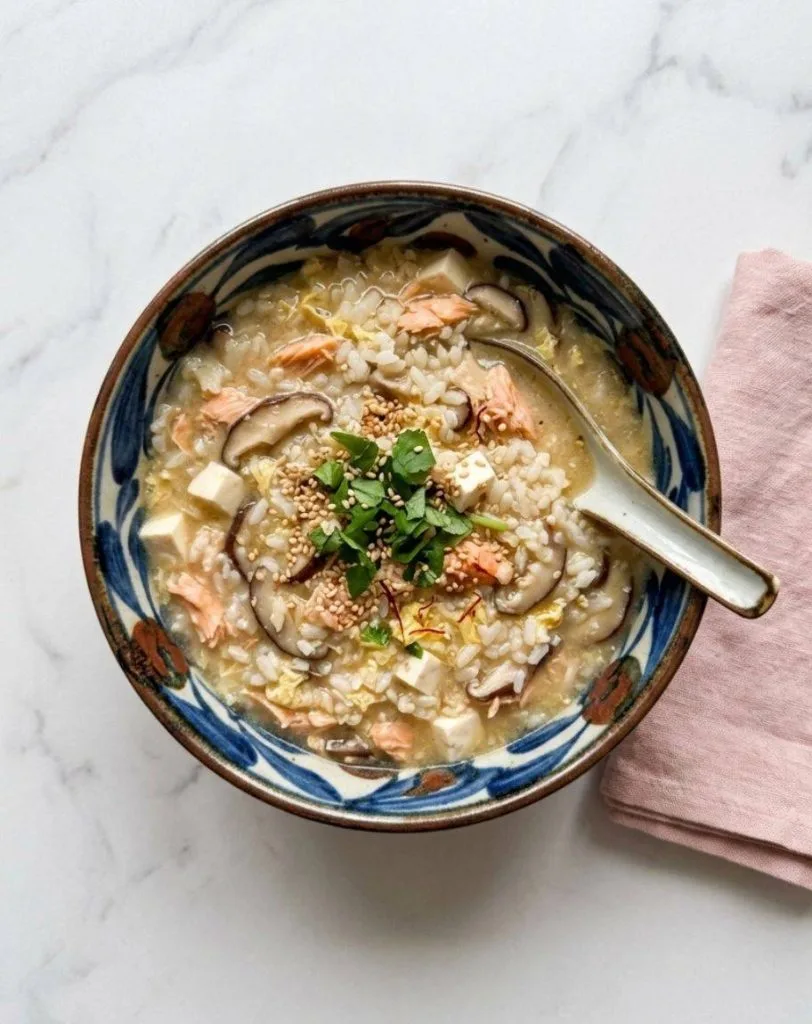 Chanko Nabe : Recette Authentique du Ragoût de Sumo 22 Le Zōsui (雑炊) est une soupe de riz japonaise traditionnelle, réconfortante et légère, préparée à base de riz précuit mijoté dans un bouillon dashi assaisonné.