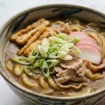 Le curry udon (ou karē udon, カレーうどん) est un plat traditionnel japonais extrêmement réconfortant, composé de nouilles udon épaisses et moelleuses plongées dans un bouillon de dashi richement épicé au curry japonais.