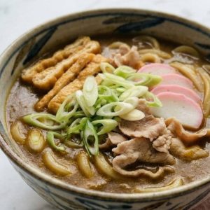 Curry Udon : la recette traditionnelle des nouilles japonaises au curry 22 Le curry udon (ou karē udon, カレーうどん) est un plat traditionnel japonais extrêmement réconfortant, composé de nouilles udon épaisses et moelleuses plongées dans un bouillon de dashi richement épicé au curry japonais.