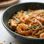 Pad Thai maison - le plat thaï adoré des Japonais. La composition d’un pad thaï traditionnel repose sur un équilibre précis entre des nouilles de riz, une sauce aigre-douce au tamarin, des protéines (crevettes ou tofu), et des garnitures fraîches ajoutées au dernier moment.
