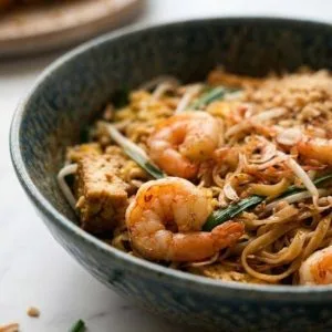 Recette Pad Thai maison : le plat thaï adoré des Japonais 18 Pad Thai maison - le plat thaï adoré des Japonais. La composition d’un pad thaï traditionnel repose sur un équilibre précis entre des nouilles de riz, une sauce aigre-douce au tamarin, des protéines (crevettes ou tofu), et des garnitures fraîches ajoutées au dernier moment.