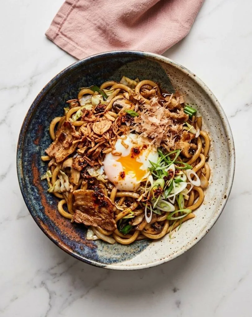 Recette Pad Thai maison : le plat thaï adoré des Japonais 15 Les yaki udon (焼きうどん) sont un plat traditionnel japonais populaire composé de nouilles udon épaisses et moelleuses sautées à la poêle avec de la viande (généralement du porc), des légumes croquants et une sauce savoureuse légèrement sucrée et salée.