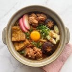 Le miso nikomi udon est un nabe emblématique de la région de Nagoya, composée d'épais udon mijotés directement dans un bouillon au miso rouge.