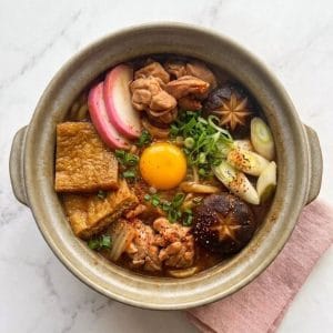 Miso Nikomi Udon : Recette Authentique de Nagoya 18 Le miso nikomi udon est un nabe emblématique de la région de Nagoya, composée d'épais udon mijotés directement dans un bouillon au miso rouge.